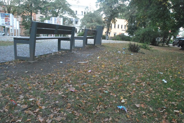 KOŚCIAN. Plac Wolności jest notorycznie zaśmiecany. Nie pomagają patrole policji i działania Straży Miejskiej w Kościanie