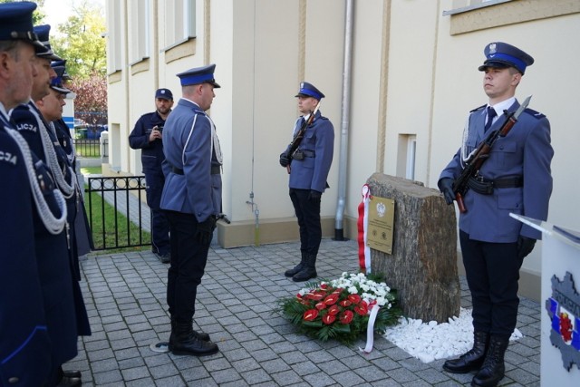 - Ważący blisko tonę granitowy obelisk przypomina strukturą oraz wyglądem ścięte drzewo symbolizujące gwałtownie przerwane życie - czytamy w komunikacie KWP Bydgoszcz