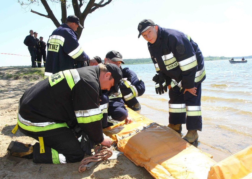 Podejrzana beczka na wodzie w Cieszanowicach. Strażacy ćwiczyli przed Euro 2012