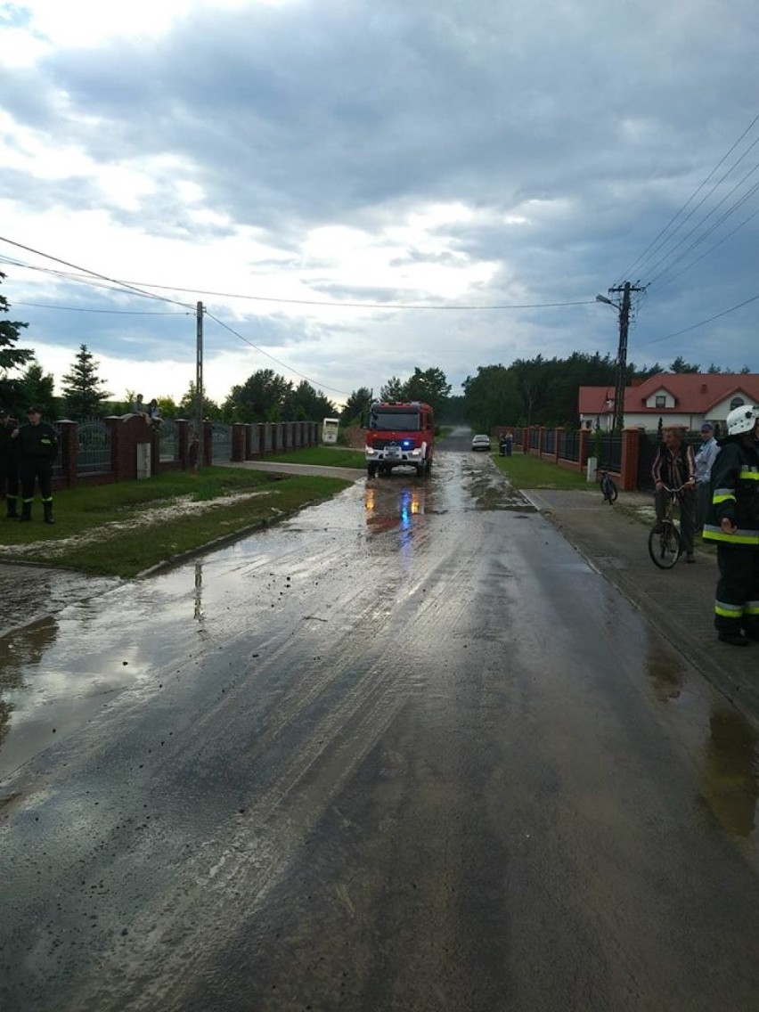 Burza nad Wolborzem: woda płynąca z pól zalała ulicę...