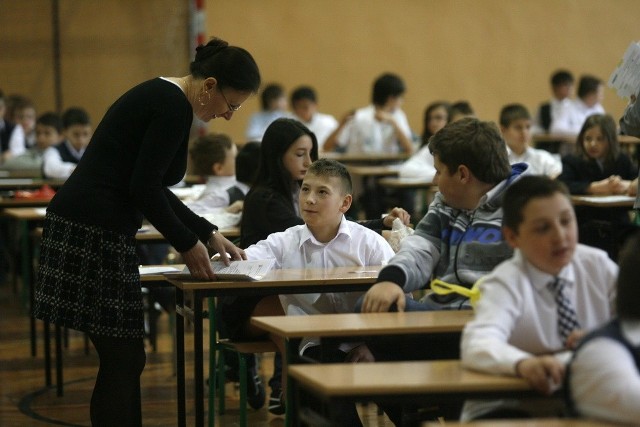 W Legnicy egzamin pisało blisko 900 uczniów.