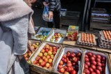 Co wpływa na cenę żywności? Warzywa i owoce, choć urosło ich w tym roku więcej, w większości są droższe