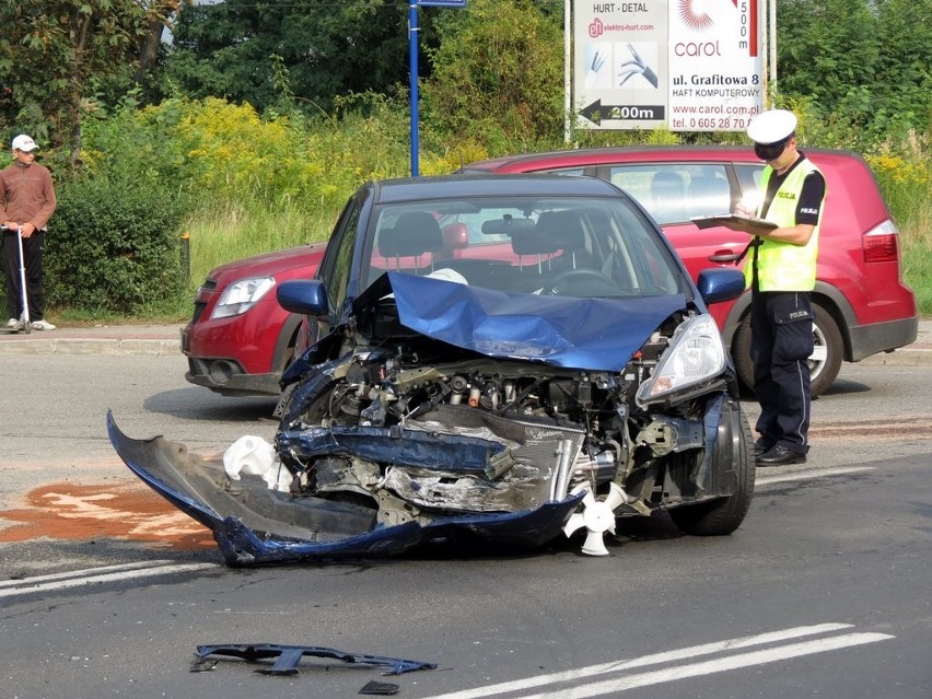 Radwanice: Po zderzeniu z hondą, opel wjechał w przystanek (ZDJĘCIA)