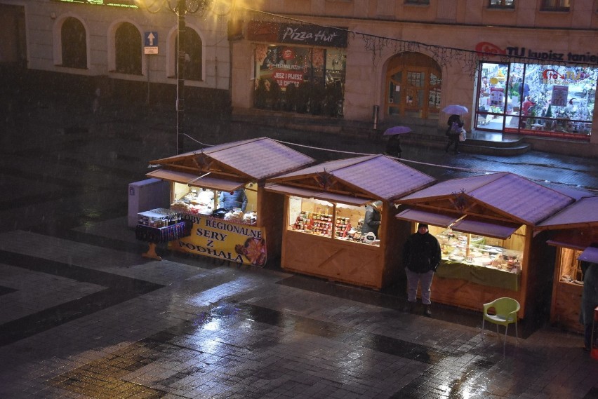 Choinka w Rybniku już ustrojona. Miasto stroi się na święta i znów będzie wyglądał bajecznie. Przybywa ozdób na placach, skwerach i ulicach