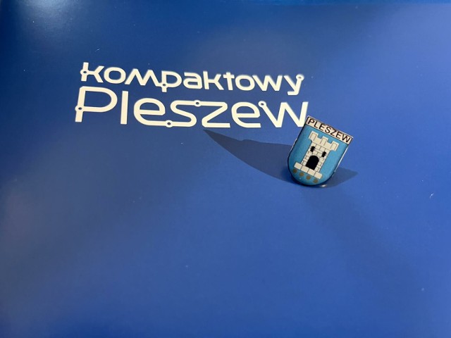 Pleszew dołączył do wyjątkowej kolekcji Łukasza Stańczuka! Mieszkaniec Siedlec kolekcjonuje przypinki PIN z herbami polskich miast