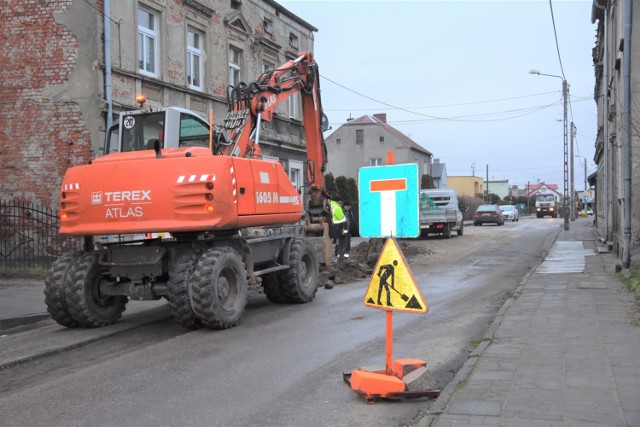 Wjazdu na ulicę Długą bronią barierki. Jak powiedzieli nam pracownicy - trwa tu obecnie budowa kanalizacji deszczowej