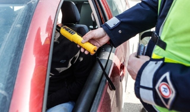 Pleszew. Jechał zygzakiem, ale... wcale nie był pijany. Został zatrzymany przez policję. Co się okazało?