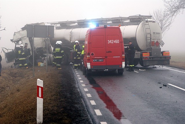 Trzy osoby zostały ranne w wypadku, który miał miejsce w czwartek rano przy wjeździe do Zbierska na drodze krajowej nr 25. Zderzyły się tam dwa samochody ciężarowe. Do szpitala trafili obaj kierowcy oraz pasażerka jednego z pojazdów.

Wypadek ciężarówek w Zbiersku pod Kaliszem na drodze krajowej nr 25. FILM, ZDJĘCIA