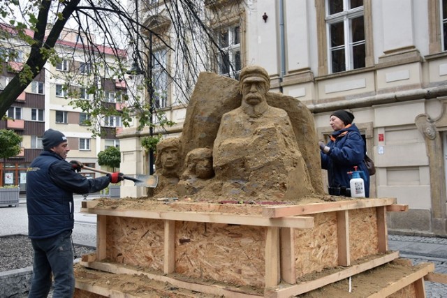 Rzeźba z piasku i gliny Józefa Piłsudskiego powstaje w Legnicy.