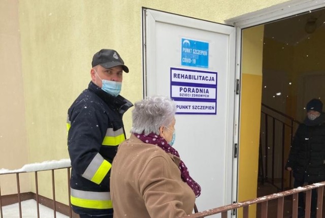 Strażacy mogą pomóc, dowożąc mieszkańców powiatu żnińskiego do punktów szczepień.