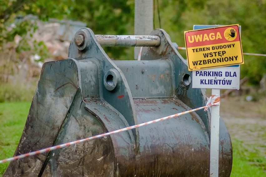 Wyburzają starą „fabrykę chleba” przy ulicy Prostopadłej w...