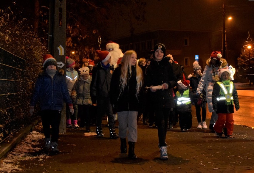 Ulicami Skierniewic przemaszerowali mali i duzi Mikołaje