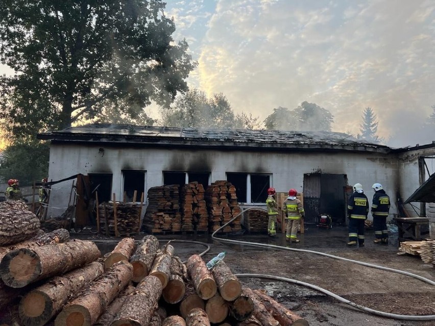 Krężnica Jara. Pożar stolarni pochłonął około 2 miliony złotych