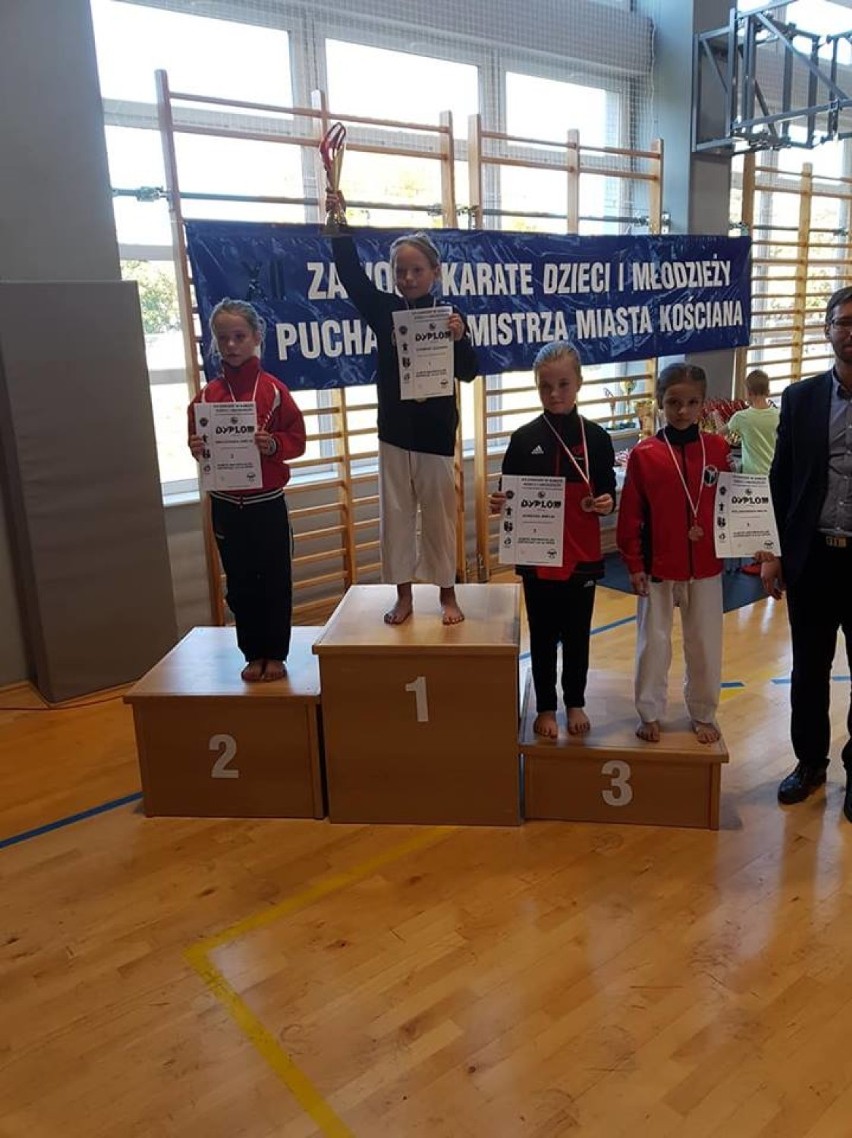 Za nami kolejny udany występ najmłodszych adeptów z Pleszewskiego Klubu Karate. Na turnieju w Kościanie zdobyli siedem medali! 