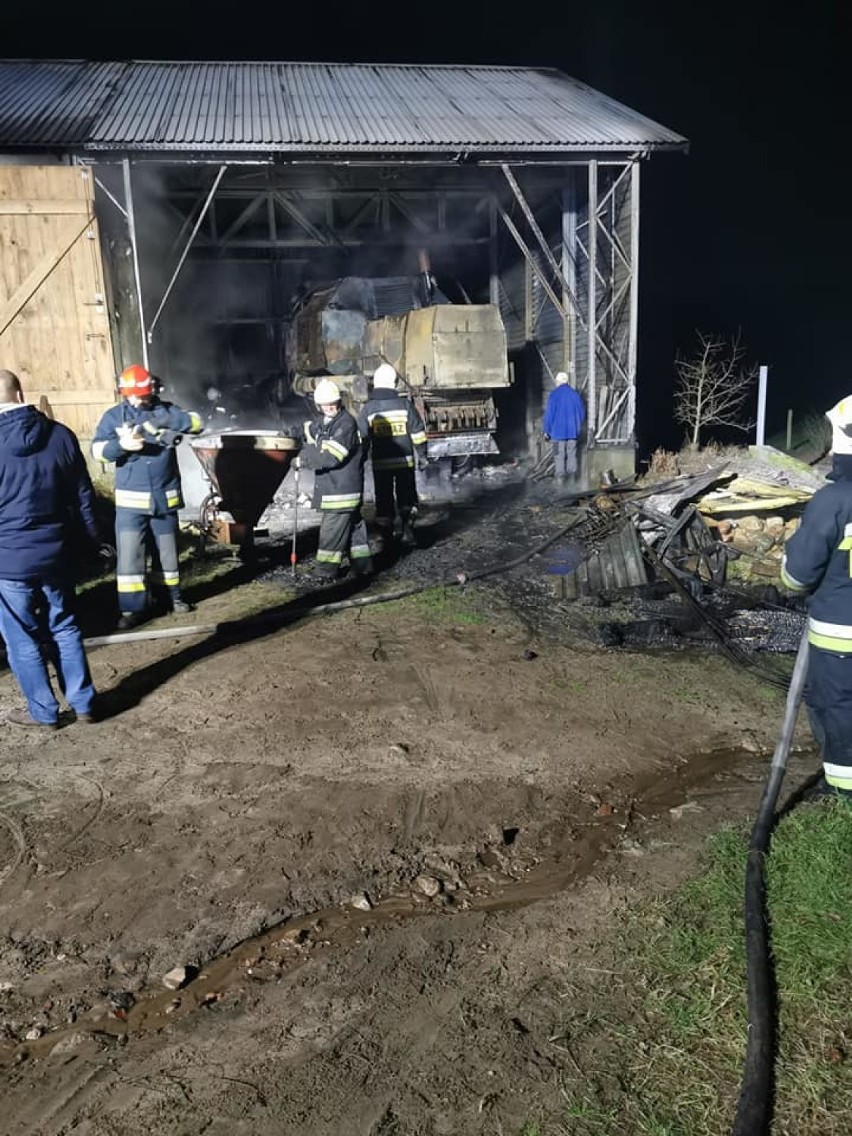 Pożar w Bukowinie. Spłonął m.in. kombajn i dach pomieszczenia gospodarczego {ZDJĘCIA]