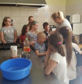 "Warsztaty kulinarne dla dzieci i młodzieży z Przyprostyni". Pieczemy pizzę [Zdjęcia]