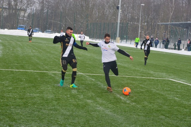 Piłkarze PGE GKS Bełchatów w pierwszym tegorocznym meczu towarzyskim pokonali na wyjeździe pierwszoligowy ŁKS Łódź 2:1 (1:1). Zwycięskie bramki dla przyjezdnych zdobywali: testowany Wiktor Putin oraz młodzieżowiec Dawid Kocyła.