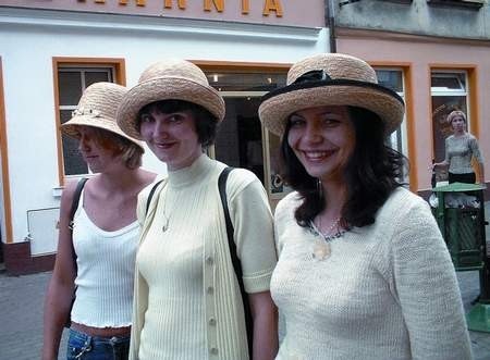 Kasia, Ania i Kasia prezentują modne kapelusze słomkowe.