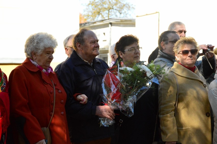 Święto Pracy. Wiązanki kwiatów pod pomnikiem Józefa Piłsudskiego