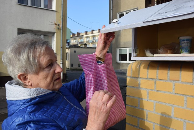 Szafkę przy ul. Sikorskiego w Gorzowie pani Krystyna zaopatruje codziennie. Marzy się jej, żeby przy innych domach też takie były