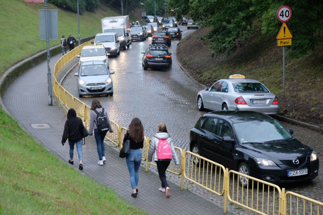 Przejazd ulicami Żar tuż przed 8 rano to prawdziwy koszmar dla kierowców.