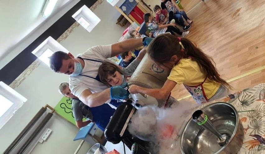 Dzieci były zachwycone. Niezwykłe warsztaty kuchni molekularnej w Szkole Podstawowej w Wierzbicy. Zobacz zdjęcia
