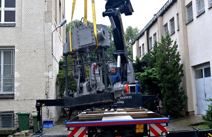 Siedmiotonowy silnik trafił do Morskiego Centrum Nauki w...