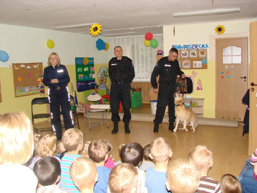 Policjanci z psem w Przedszkolu nr 23