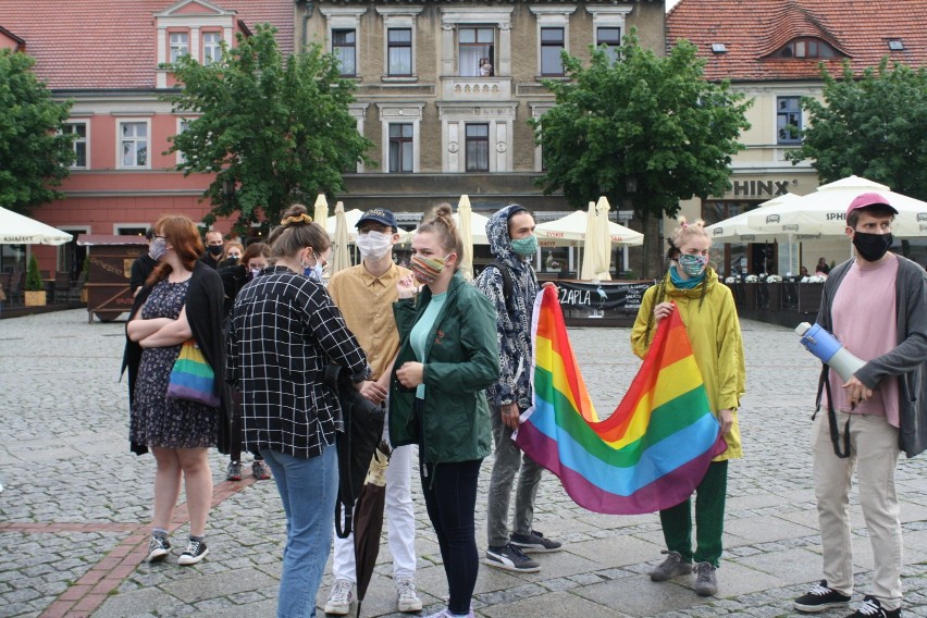 Gniezno: "LGBT to Ludzie" - tęczowy happening na Rynku [zdjęcia, film]