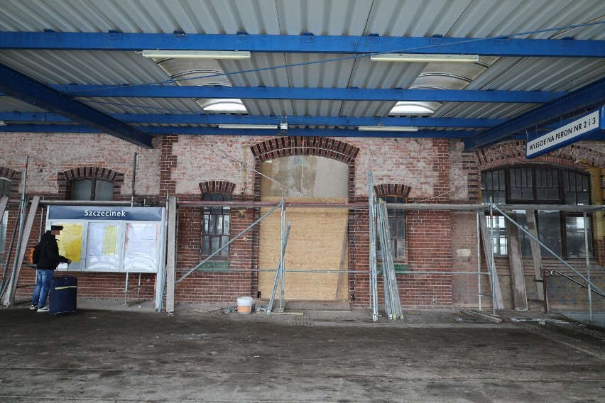 Wejście do remontowanego budynku dworca w Szczecinku jest...