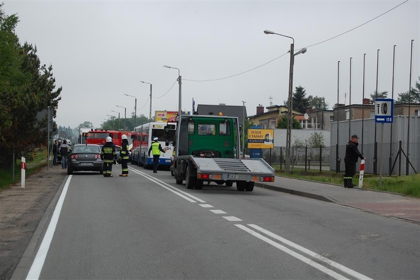Wypadek w Chwaszczynie. Zderzyły się trzy auta i autobus, 2 osoby odwieziono do szpitala [ZDJĘCIA]