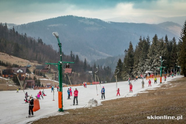 Szczyrk, Biały Krzyż - to jedno z niewielu miejsc w naszym województwie gdzie dziś pojeździsz na nartach. Zdjęcia wykonano 1 stycznia 2014 r.

Zdjęcia opublikowane za zgodą serwisu narciarskiego skionline.pl
