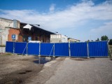 Niebezpieczne odpady z budynku przy samym dworcu PKP w Lesznie mają zostać wywiezione. Teren ogrodzono