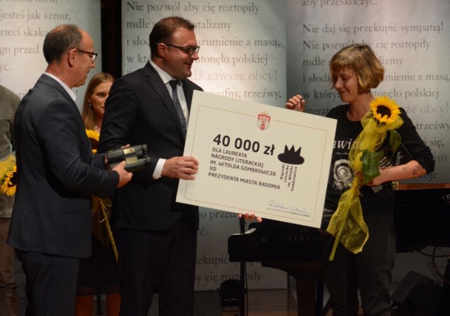 Olga Hund otrzymuje Nagrodę Gombrowicza z rak prezydenta Radosława Witkowskiego.