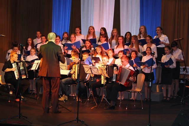 Koncert rozpoczął się od występu szkolnego chóru
