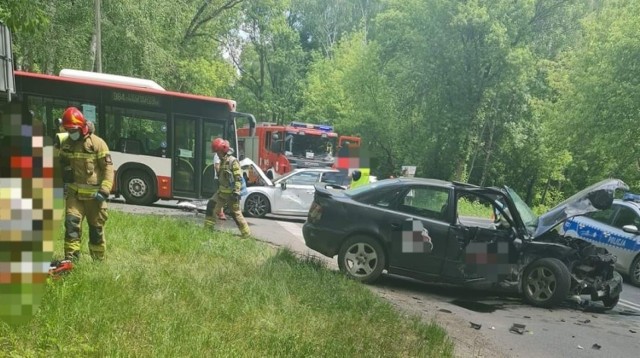 Na ul. Staszica w Dąbrowie Górniczej zderzyły się dwa auta osobowe oraz autobus komunikacji miejskiej