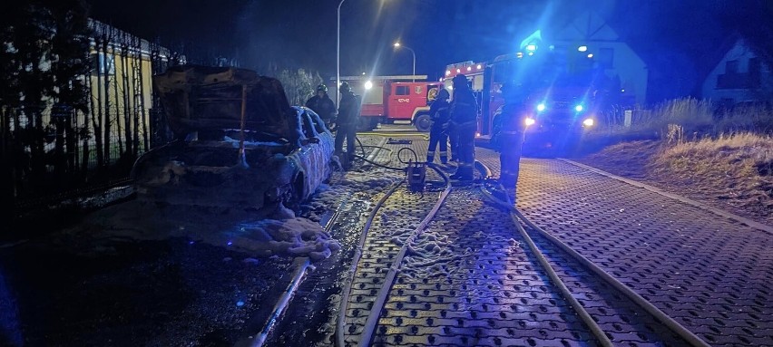 Pożar w Wełnicy. Paliły się dwa samochody osobowe