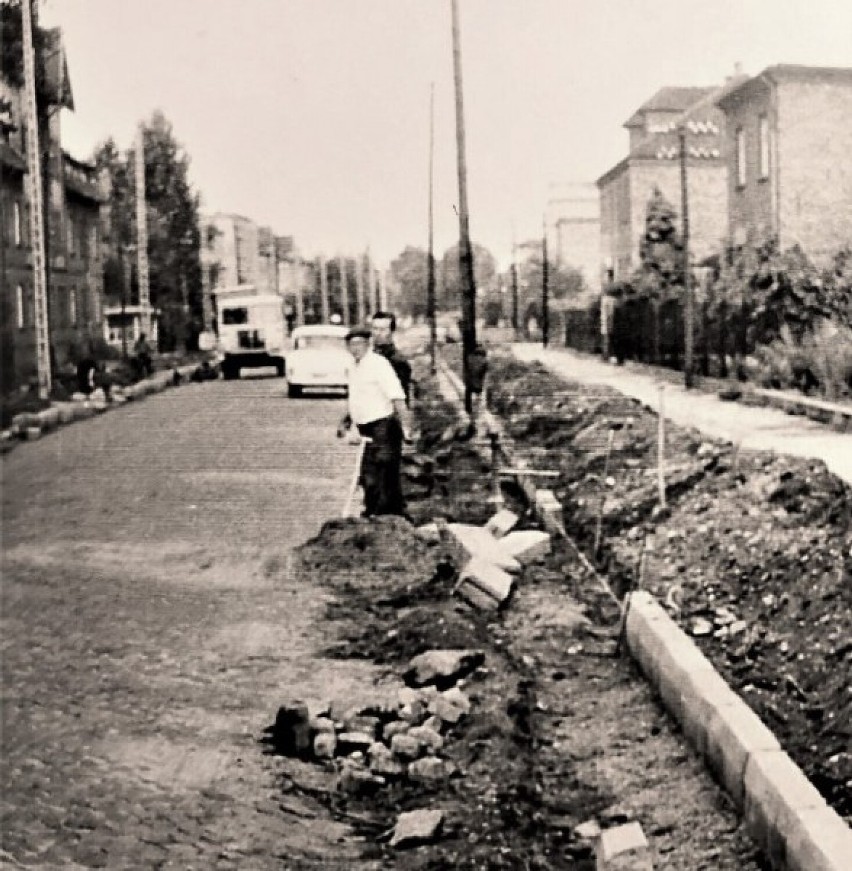 Robotnicy na kolanach układali bruk. Zobacz zdjęcia z remontu ważnych ulic w Lesznie