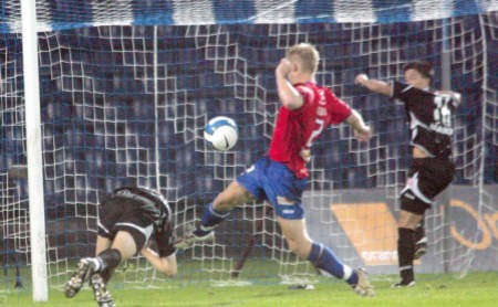 W końcówce meczu Cracovia była bardzo bliska zdobycia wyrównującego gola, ale znakomitej okazji nie wykorzystał Bartłomiej Dudzic (z lewej) ZDJĘCIA JACEK KOZIOŁ