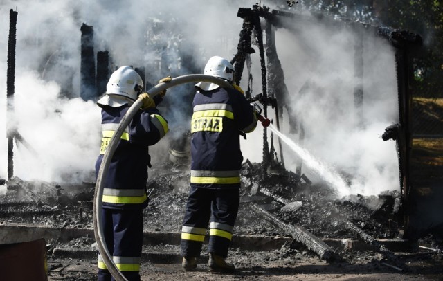 W ogniu stanęły dwie altany na terenie ogródków działkowych w Kruszwicy.