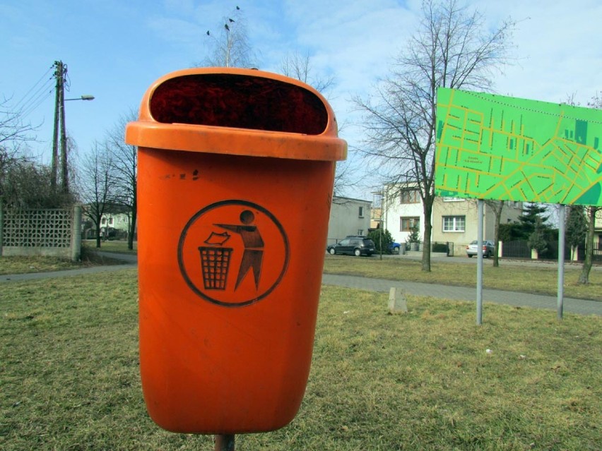 Kosze na śmieci we Wrześni.