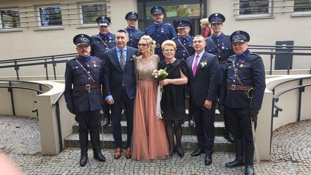 Państwo młodzi (pierwsza para z lewej) wraz ze świadkami ślubu i rekonstruktorami policyjnymi z Radomia.