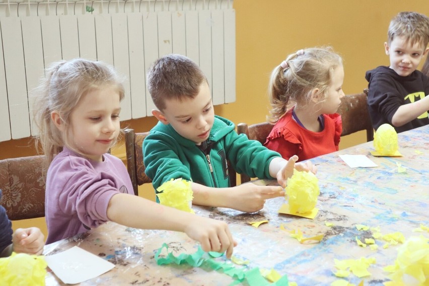 Uczniowie i przedszkolaki ze Staszowa tworzyli wielkanocne ozdoby. Zobacz zdjęcia