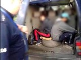 13 pasażerów upchniętych w busie, dwóch w części ładunkowej. Tak jechali do pracy [WIDEO]