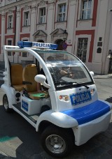 Poznańska policja dostała elektryczny radiowóz. Pierwowzorem był wózek golfowy [zdjęcia]