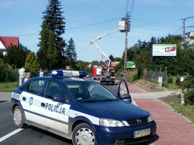 Drogę blokowali policjanci i strażacy