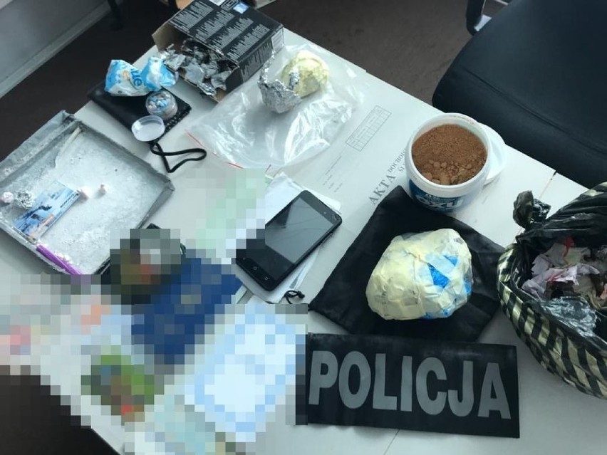 Gdańsk Siedlce: Narkotyki i dopalacze znalezione w mieszkaniu, zarzuty dla dwóch mężczyzn