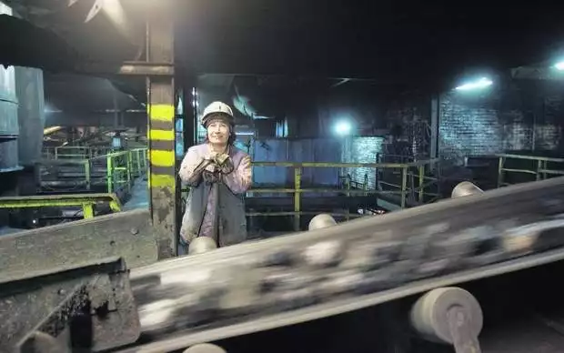 Mirosława Oleksów to jedna z pań pracujących w zakładzie przeróbczym węgla w kopalni Mysłowice-Wesoła