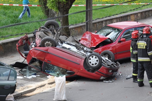 Ten wypadek miał miejsce na ul. Mireckiego w Tomaszowie. Kierowca seata zasłabł za kierownicą i dachował