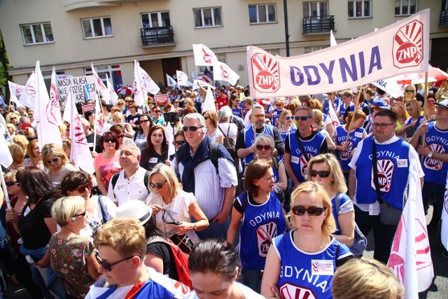 Protest nauczycieli w Warszawie. "Mamy dość" Kilkutysięczna manifestacja przed budynkiem MEN [ZDJĘCIA]